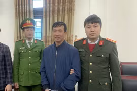 Lực lượng công an thực hiện lệnh bắt bị can để tạm giam đối với Phạm Văn Chờ. (Ảnh: TTXVN phát)