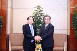 Ông Nguyễn Phước Lộc (phải), Phó Bí thư Thành ủy Thành phố Hồ Chí Minh tiếp ông Khamsay Saysompheng, Bí thư, Tỉnh trưởng tỉnh Houaphanh. (Ảnh: Xuân Khu/TTXVN)