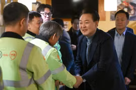 Tổng thống Hàn Quốc Yoon Suk Yeol gặp mặt chúc Tết các công nhân vệ sinh môi trường. (Nguồn: Phủ Tổng thống Hàn Quốc)