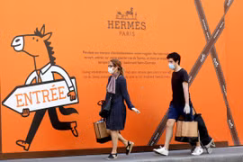 Người dân đi ngang qua một cửa hàng của Hermes ở Paris, Pháp. (Ảnh: Reuters)
