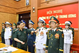 Đại tướng Phan Văn Giang cho ý kiến vào các sản phẩm mẫu lễ phục Quân đội. (Nguồn: QĐND)