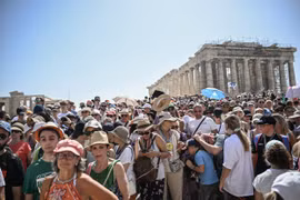 Khách du lịch tham quan địa điểm khảo cổ Athens Acropolis ở Hy Lạp. (Nguồn: Getty Images)