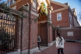 Cổng trường Đại học Harvard tại Cambridge, Massachusetts, Mỹ, ngày 12/12/2023. (Ảnh: AFP/TTXVN)
