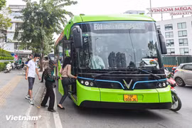 Hà Nội sẽ tiếp tục triển khai thêm các tuyến xe buýt áp dụng thẻ, vé điện tử. (Ảnh: Việt Hùng/Vietnam+)