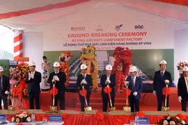 Các đại biểu từ Việt Nam và Hàn Quốc thực hiện nghi thức khởi công dự án. (Ảnh: Quốc Dũng/TTXVN)