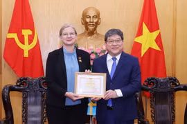 Phó Giáo sư, Tiến sỹ Nguyễn Duy Bắc, Phó Giám đốc Thường trực Học viện Chính trị quốc gia Hồ Chí Minh trao tặng Kỷ niệm chương “Vì sự nghiệp đào tạo, bồi dưỡng lý luận chính trị” cho bà Ann Mawe, Đại sứ Vương quốc Thụy Điển tại Việt Nam. (Ảnh: Văn Điệp/TTXVN)