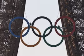 Biểu tượng Olympic được dựng trên tháp Eiffel ở thủ đô Paris, Pháp, ngày 7/6/2024. (Ảnh: THX/TTXVN)
