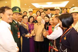 Tổng Bí thư Nguyễn Phú Trọng với đại biểu điển hình tiêu biểu toàn quốc. (Ảnh: Trí Dũng/TTXVN)