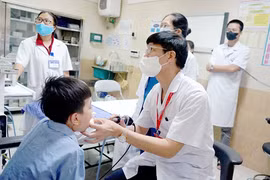 Phó Giáo sư, Tiến sỹ Phạm Tuấn Cảnh - Giám đốc Bệnh viện tái khám cho bệnh nhi. (Nguồn: Bệnh viện Tai Mũi Họng Trung ương)