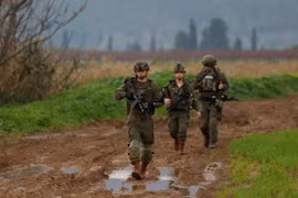 Binh sĩ Israel tuần tra gần Kfar Blum, giáp giới với Liban ngày 25/1/2024. (Ảnh: AFP/TTXVN)