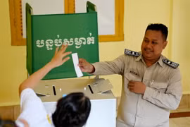 Cử tri bỏ phiếu trong cuộc bầu cử Thượng viện Campuchia tại Phnom Penh ngày 25/2/2024. (Ảnh: AFP/TTXVN)