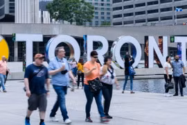 Người dân di chuyển trên đường phố tại Toronto, Ontario, Canada, ngày 16/6/2023. (Ảnh: THX/TTXVN)