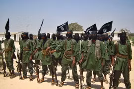 Các tay súng nhóm phiến Al-Shabaab tại một địa điểm ở Lower Shabelle, Somalia. (Ảnh: AFP/TTXVN)