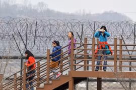 (Tư liệu) Khách du lịch tham quan Công viên hòa bình Imjingak gần Khu phi quân sự (DMZ) liên Triều, tại Paju, Hàn Quốc, ngày 5/4/2013. (Ảnh: AFP/TTXVN)