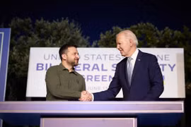 Tổng thống Mỹ Joe Biden và người đồng cấp Ukraine Volodymyr Zelensky ký thỏa thuận an ninh. (Nguồn: Getty)