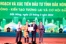 Phó Thủ tướng Trần Lưu Quang trao quyết định phê duyệt Quy hoạch tỉnh Đắk Nông thời kỳ 2021-2030, tầm nhìn đến năm 2050 cho lãnh đạo tỉnh Đắk Nông. (Ảnh: Hưng Thịnh/TTXVN)