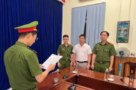 Cơ quan Cảnh sát điều tra đọc quyết định khởi tố bị can và lệnh bắt tạm giam đối với Lê Văn Kỳ, nguyên Chủ tịch Ủy ban Nhân dân huyện Bắc Yên. (Nguồn: Công an tỉnh Sơn La)