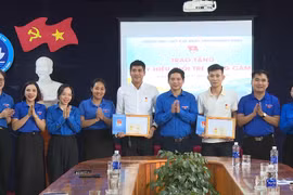 Bí thư Tỉnh đoàn Quảng Bình trao tặng Huy hiệu “Tuổi trẻ dũng cảm” cho các đoàn viên dũng cảm cứu người. (Nguồn: Công lý)