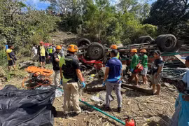 Lực lượng cứu hộ có mặt tại hiện trường vụ tai nạn. (Nguồn: Manila Times)
