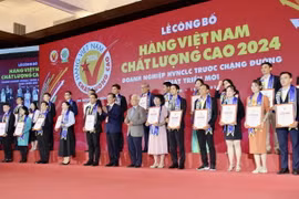 Đại diện các doanh nghiệp nhận Chứng nhận hàng Việt Nam chất lượng cao do người tiêu dùng bình chọn năm 2024. (Ảnh: Mỹ Phương/TTXVN)