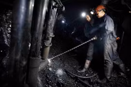 Khoan thăm dò tại Công ty than Thống Nhất thuộc Tập đoàn Công nghiệp Than-Khoáng sản Việt Nam. (Ảnh: Trần Việt/TTXVN)