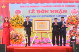 Phó Chủ tịch UBND thành phố Hải Phòng Lê Khắc Nam (thứ 2 từ trái sang) trao Bằng xếp hạng Di tích Quốc gia Đền thờ Phạm Thượng Quận. (Ảnh: Minh Thu/TTXVN)