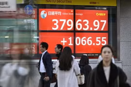 Màn hình hiển thị chỉ số chứng khoán Nikkei ở Tokyo, Nhật Bản ngày 13/2/2024. (Ảnh: Kyodo/TTXVN)