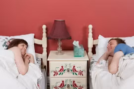 Với nhiều cặp đôi, việc ngủ riêng không ảnh hưởng tới tình cảm vợ chồng. (Ảnh: Getty)
