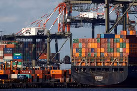 Tàu vận chuyển hàng hóa tại cảng Port Newark, New Jersey, Mỹ. (Ảnh: Reuters)