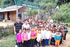 Thầy Nguyễn Hồng Hiệp (ngoài cùng, bên trái) là một trong những giáo viên tiêu biểu được tuyên dương lần này. Thầy đã có 15 năm gắn bó với các điểm trường miền núi Nghệ An. (Ảnh: NVCC) 