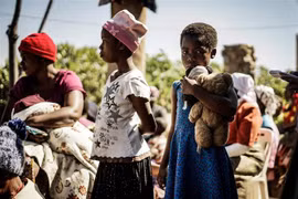 Trẻ em gái tại làng Chinamhora, Domboshava, ngoại ô Harare, Zimbabwe. (Ảnh: AFP/TTXVN)