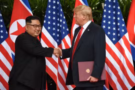 Tổng thống Mỹ Donald Trump (phải) và nhà lãnh đạo Triều Tiên Kim Jong-un tại hội nghị thượng đỉnh ở Singapore ngày 12/6/2018. (Ảnh: AFP/ TTXVN)