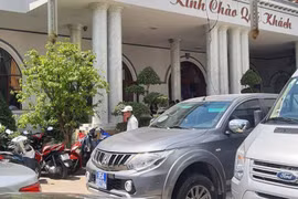 Hậu Giang kiểm tra thông tin hàng loạt xe biển xanh chở người đi tiệc