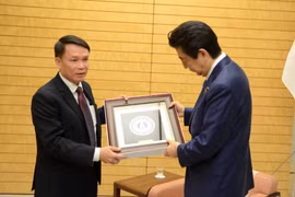 Tổng giám đốc TTXVN Nguyễn Đức Lợi phỏng vấn Thủ tướng Nhật Bản Shinzo Abe, sáng 15/2/2019, tại Thủ đô Tokyo. (Ảnh: Thành Hữu/TTXVN)