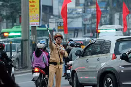 Lực lượng Cảnh sát phân làn, phân luồng giao thông. (Ảnh: Quang Quyết/TTXVN)
