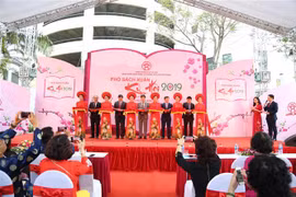 Lễ cắt băng khai mạc Phố Sách Xuân Kỷ Hợi 2019. (Ảnh: Nguyễn Thắng/TTXVN)