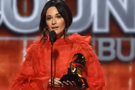 Nữ ca sỹ Kacey Musgraves nhận giải thưởng. (Nguồn: Grammy)