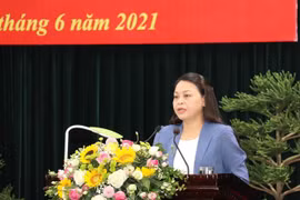 Bà Nguyễn Thị Thu Hà, Ủy viên Trung ương Đảng, Bí thư Tỉnh ủy, Trưởng đoàn đại biểu Quốc hội tỉnh, Trưởng ban chỉ đạo, lãnh đạo cuộc bầu cử tỉnh Ninh Bình phát biểu tại hội nghị. (Ảnh: Đức Phương/TTXVN)