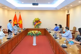 Phó Chủ tịch Quốc hội Nguyễn Khắc Định chúc mừng Thông tấn xã Việt Nam nhân kỷ niệm 96 năm Ngày Báo chí Cách mạng Việt Nam (21/6/1925-21/6/2021). (Ảnh: Minh Đức/TTXVN)
