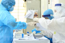 Nhân viên y tế chuẩn bị lấy mẫu xét nghiệm SARS-CoV-2. (Ảnh: Minh Quyết/TTXVN)