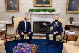 Tổng thống Mỹ Joe Biden (phải) hội đàm với Thủ tướng Israel Naftali Bennett đang ở thăm Washington, tại Nhà Trắng ngày 27/8/2021. (Ảnh: GPO/TTXVN)