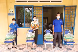 Mô hình Đi chợ giúp dân của Huyện đoàn Mỹ Tú (tỉnh Sóc Trăng) đã giúp các hộ dân an tâm thực hiện cách ly, đảm bảo yêu cầu phòng, chống dịch COVID-19. (Ảnh: Chanh Đa/TTXVN)