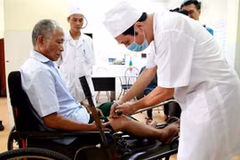 Chăm sóc y tế cho các thương, bệnh binh nặng. (Nguồn: TTXVN)