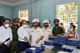 Chủ tịch nước Nguyễn Xuân Phúc thăm bếp ăn dành cho phạm nhân tại Trại giam Ngọc Lý. (Ảnh: Thống Nhất/TTXVN)