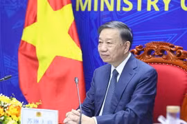 Đại tướng Tô Lâm, Ủy viên Bộ Chính trị, Bộ trưởng Bộ Công an Việt Nam hội đàm trực tuyến với đồng chí Quách Thanh Côn, Ủy viên Bộ Chính trị, Bí thư Ủy ban Chính pháp Trung ương Đảng Cộng sản Trung Quốc. (Ảnh: Phạm Kiên/TTXVN)
