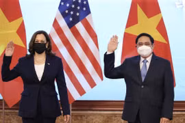Thủ tướng Phạm Minh Chính đón Phó Tổng thống Hoa Kỳ Kamala Harris. (Ảnh: Dương Giang/TTXVN)