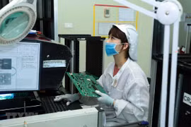 Công nhân sản xuất linh kiện điện tử. (Ảnh minh họa: Phạm Kiên/TTXVN)