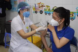 Tiêm vaccine phòng dịch COVID-19 cho những người được ưu tiên đợt 1. (Ảnh: Mạnh Minh/TTXVN)