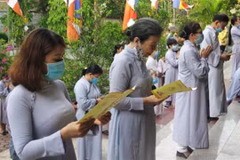 Phật tử tham dự lễ chính thức Đại lễ Phật đản Phật lịch 2565. (Ảnh: Tường Vi/TTXVN)