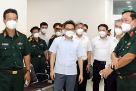 Phó Thủ tướng Vũ Đức Đam, Trưởng Ban Chỉ đạo Quốc gia phòng, chống dịch COVID-19 kiểm tra công tác phòng, chống dịch COVID-19 tại Bệnh viện Quân đội 175. (Ảnh: Xuân Khu/TTXVN)